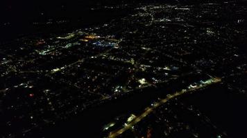 vista aérea nocturna de la ciudad británica iluminada. imágenes de drones de la ciudad de luton en inglaterra por la noche video
