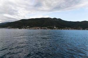 amanecer sobre la bahía de kotor, mar adriático, montenegro foto