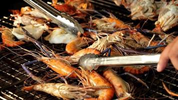 Slow-Motion-Video vom Handgrillen von Meeresfrüchten mit Krabben, Garnelen und Tintenfisch-4k, dem berühmten Straßenessen Thailands. video