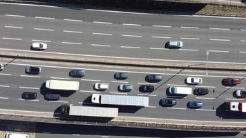 hermosa vista aérea de las autopistas y carreteras británicas con tráfico video