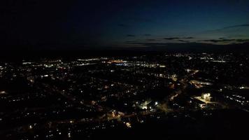 natt antenn se av upplyst brittiskt stad. drönare antal fot av luton stad av England på natt video