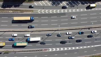 bela vista aérea das auto-estradas britânicas e estradas com tráfego video