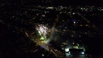 Live-Feuerwerk über der englischen Stadt Luton in der Hochzeitsnacht eines Asiaten video