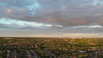 bellissimo aereo Visualizza di Britannico città residenziali a tramonto d'oro ora tempo video