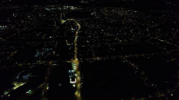 natt antenn se av upplyst brittiskt stad. drönare antal fot av luton stad av England på natt video