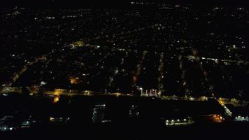 vista aérea nocturna de la ciudad británica iluminada. imágenes de drones de la ciudad de luton en inglaterra por la noche video