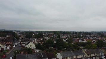 beaux nuages sur la ville britannique video