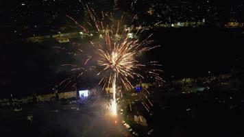 feux d'artifice en direct sur la ville de luton en angleterre lors d'une nuit de noces asiatique video