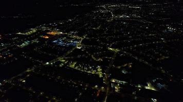 natt antenn se av upplyst brittiskt stad. drönare antal fot av luton stad av England på natt video