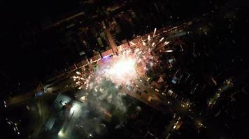 Live-Feuerwerk über der englischen Stadt Luton in der Hochzeitsnacht eines Asiaten video
