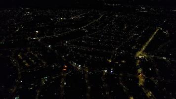 vista aérea nocturna de la ciudad británica iluminada. imágenes de drones de la ciudad de luton en inglaterra por la noche video