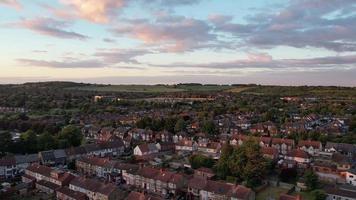 skön antenn se av brittiskt stad bostäder på solnedgång gyllene timme tid video