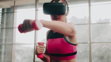 joven asiática con gafas de realidad virtual mientras hace ejercicio en casa.