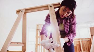 carpintero femenino atornillando piezas de tableros en el sitio. foto