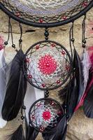 atrapasueños hecho de plumas, cuero, cuentas y cuerdas