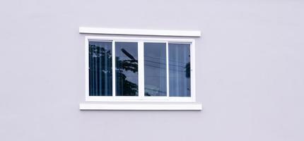 ventana azul con persianas blancas foto
