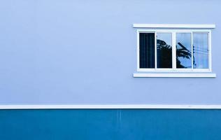 ventana azul con persianas blancas foto