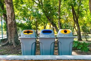 cubo de basura de plástico gris en un parque público foto