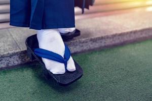 sandalias zapatos de madera de estilo tradicional japonés foto