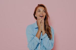 primer plano de una mujer con una mirada deliciosamente sorprendida foto