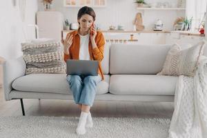 el gerente le explica al cliente por teléfono. joven europea trabaja en casa en cuarentena. foto