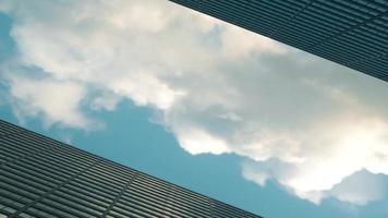 vista sobre rascacielos de oficinas contra hermosas nubes azules. ilustración 3d foto