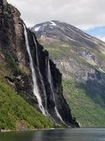 la cascada de las siete hermanas en el fiordo de geiranger en noruega. foto