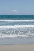 hermosas aguas azules y suaves olas en la isla del padre en texas. foto