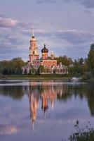 la catedral de la resurrección en staraya russa se refleja en el río. paisaje primaveral. foto