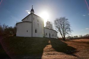 la iglesia de st. nicholas sobre el antiguo asentamiento de truvor en izborsk. foto
