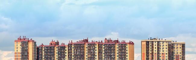 panorama del paisaje de la ciudad contra el cielo azul. foto