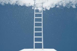 escalera que llega a un cielo azul y nubes. el concepto del camino hacia el éxito. foto