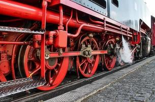 locomotora de vapor antigua en negro y rojo foto