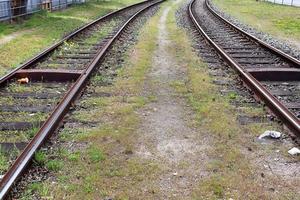 múltiples vías férreas con cruces en una estación ferroviaria en perspectiva y vista de pájaro foto