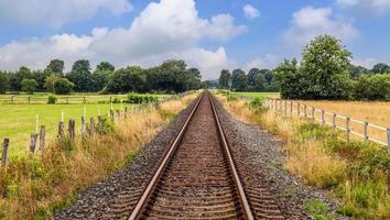 múltiples vías férreas con cruces en una estación ferroviaria en perspectiva y vista de pájaro foto