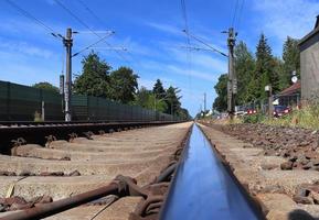 múltiples vías férreas con cruces en una estación ferroviaria en perspectiva y vista de pájaro foto