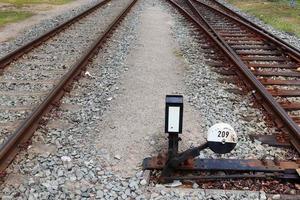 múltiples vías férreas con cruces en una estación ferroviaria en perspectiva y vista de pájaro foto