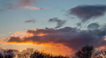 hermoso panorama de nubes naranjas y amarillas al amanecer foto