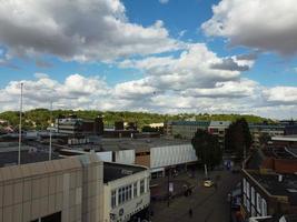 ciudad de luton de inglaterra reino unido. vista aérea del centro de la ciudad desde la estación de tren y el campus universitario de bedfordshire. la vista de ángulo alto fue capturada el 2 de agosto de 2022 en un día caluroso y soleado foto