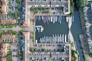 Vista aérea de la orilla del río y los barcos en Hemel Hempstead ciudad de Inglaterra foto