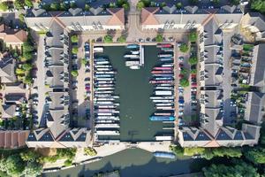 Vista aérea de la orilla del río y los barcos en Hemel Hempstead ciudad de Inglaterra foto
