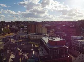 ciudad de luton de inglaterra reino unido. vista aérea del centro de la ciudad desde la estación de tren y el campus universitario de bedfordshire. la vista de ángulo alto fue capturada el 2 de agosto de 2022 en un día caluroso y soleado foto