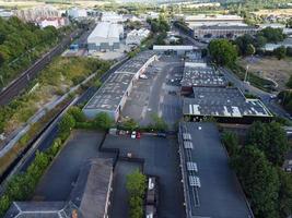 ciudad de luton de inglaterra reino unido. vista aérea del centro de la ciudad desde la estación de tren y el campus universitario de bedfordshire. la vista de ángulo alto fue capturada el 2 de agosto de 2022 en un día caluroso y soleado foto