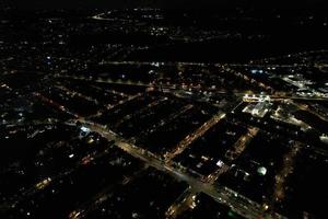 imágenes aéreas nocturnas de la ciudad de luton en inglaterra foto