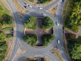 hermosa vista aérea de las autopistas y carreteras británicas con tráfico foto