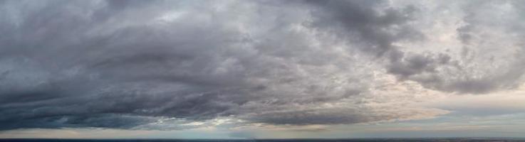 la vista aérea más hermosa de nubes dramáticas foto