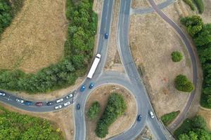 hermosa vista aérea de las autopistas y carreteras británicas con tráfico foto