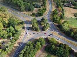 hermosa vista aérea de las autopistas y carreteras británicas con tráfico foto