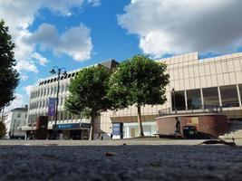 ciudad de luton de inglaterra reino unido. vista aérea del centro de la ciudad desde la estación de tren y el campus universitario de bedfordshire. la vista de ángulo alto fue capturada el 2 de agosto de 2022 en un día caluroso y soleado foto