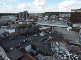 ciudad de luton de inglaterra reino unido. vista aérea del centro de la ciudad desde la estación de tren y el campus universitario de bedfordshire. la vista de ángulo alto fue capturada el 2 de agosto de 2022 en un día caluroso y soleado foto